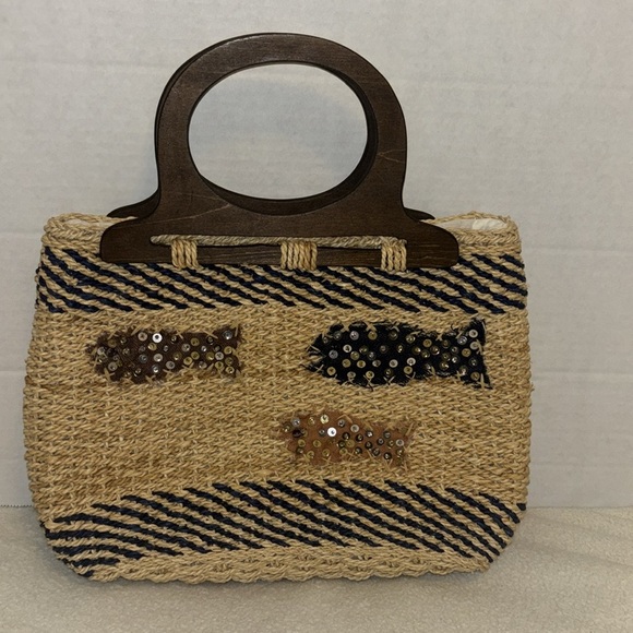STRAW BAG WITH WOODEN HANDLES FISH DESIGN WTH NLING ON FRONT
NAVY BLUE AND TAN - Picture 1 of 11